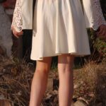 Broskvové šaty: Jaké doplňky vybrat?