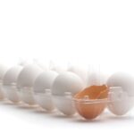 Broskvové šaty: Jaké doplňky vybrat?